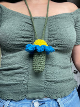Load image into Gallery viewer, Blue flower necklace
