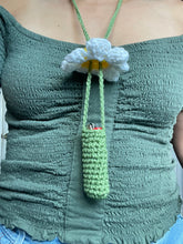 Load image into Gallery viewer, White flower necklace
